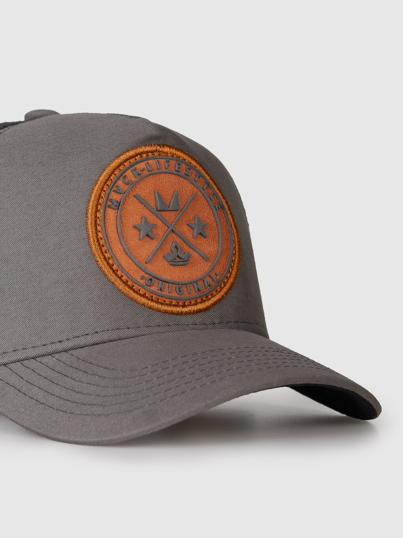 Boné Trucker Brasão Cinza Patch Caramelo MVCK
