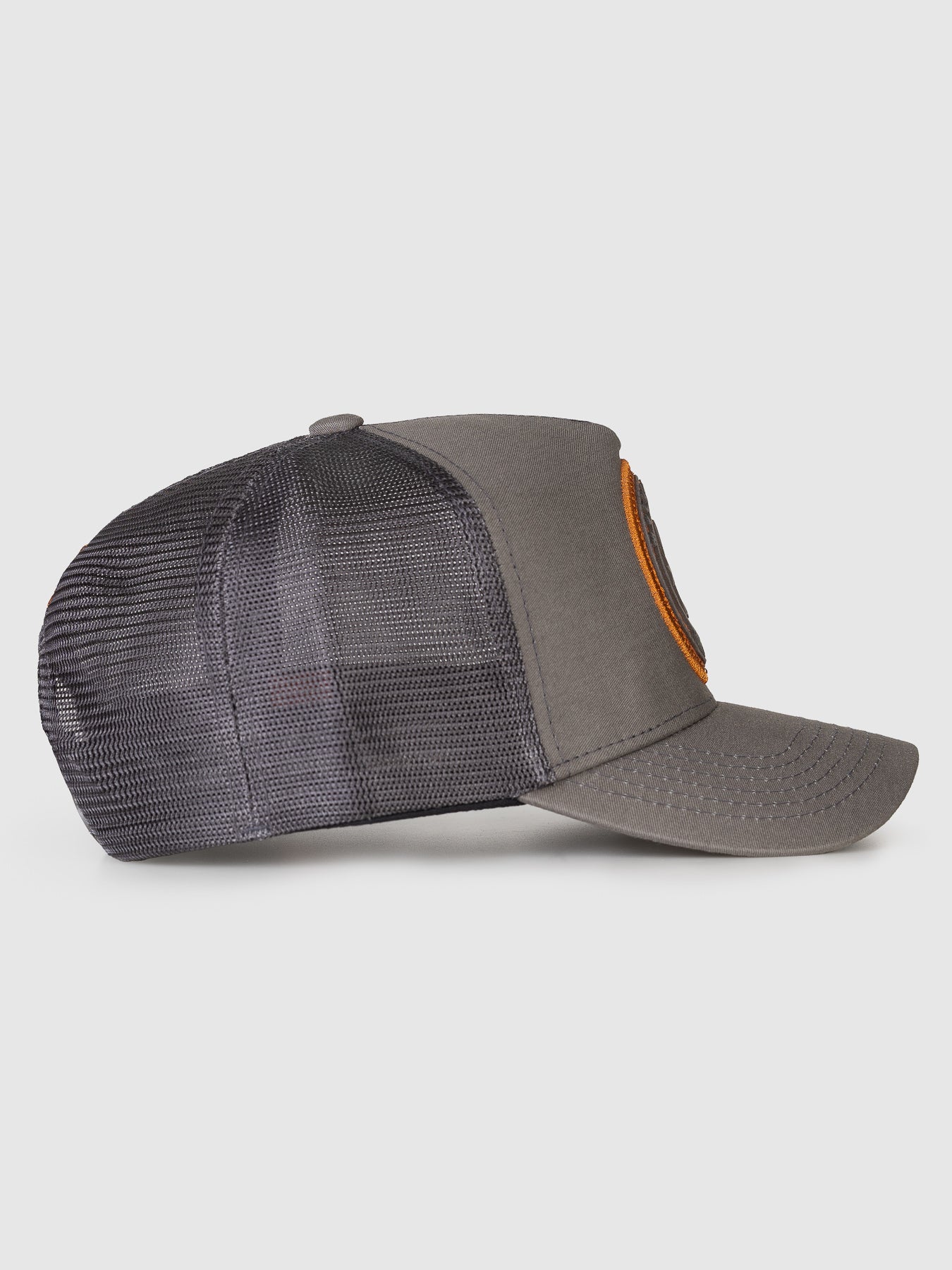 Boné Trucker Brasão Cinza Patch Caramelo MVCK
