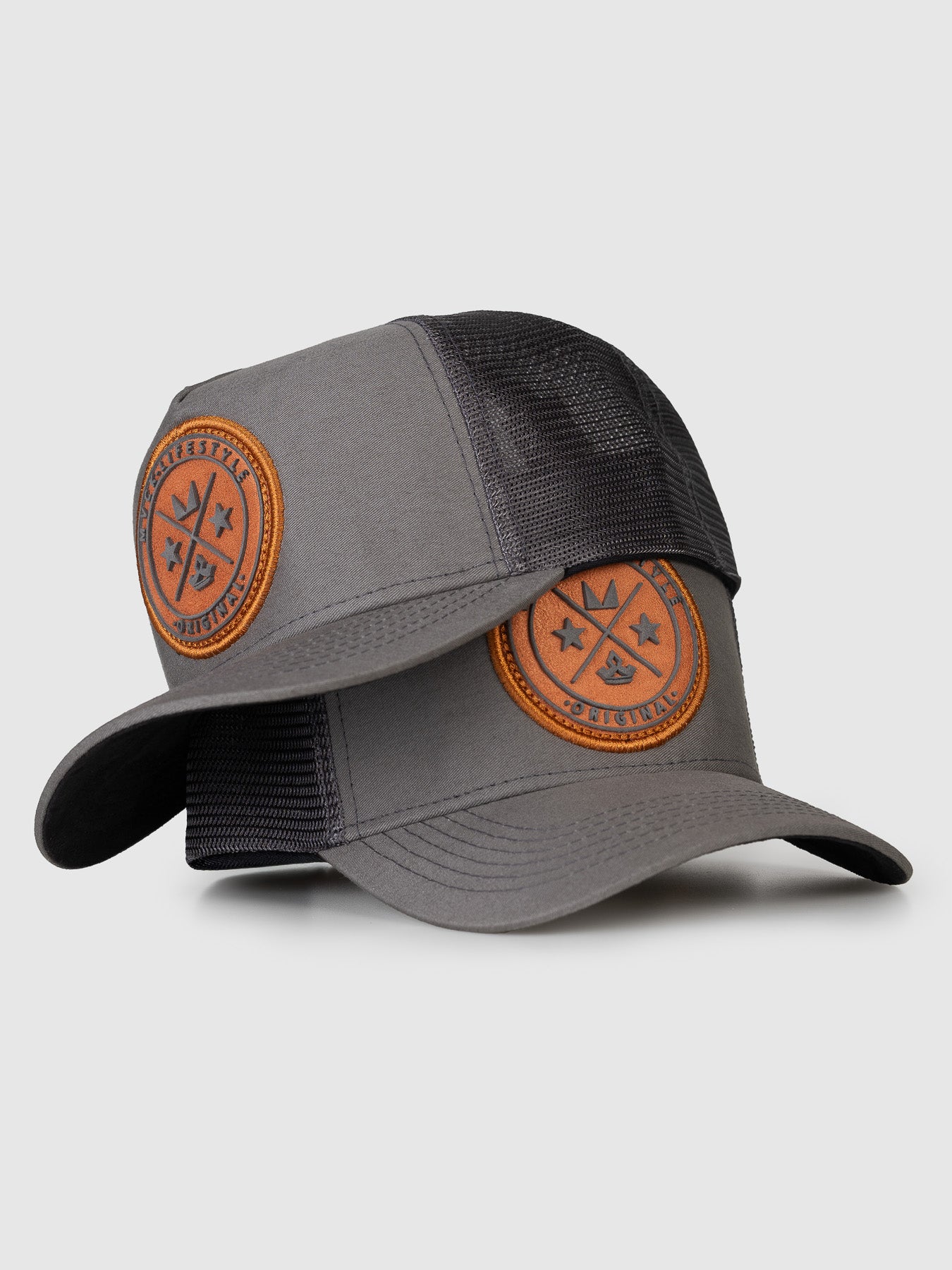 Boné Trucker Brasão Cinza Patch Caramelo MVCK