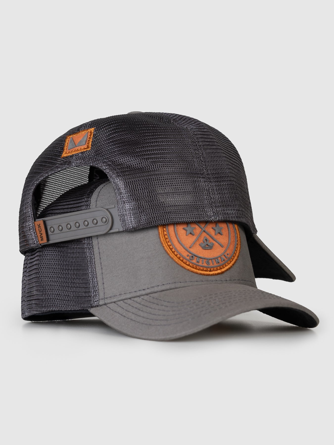 Boné Trucker Brasão Cinza Patch Caramelo MVCK