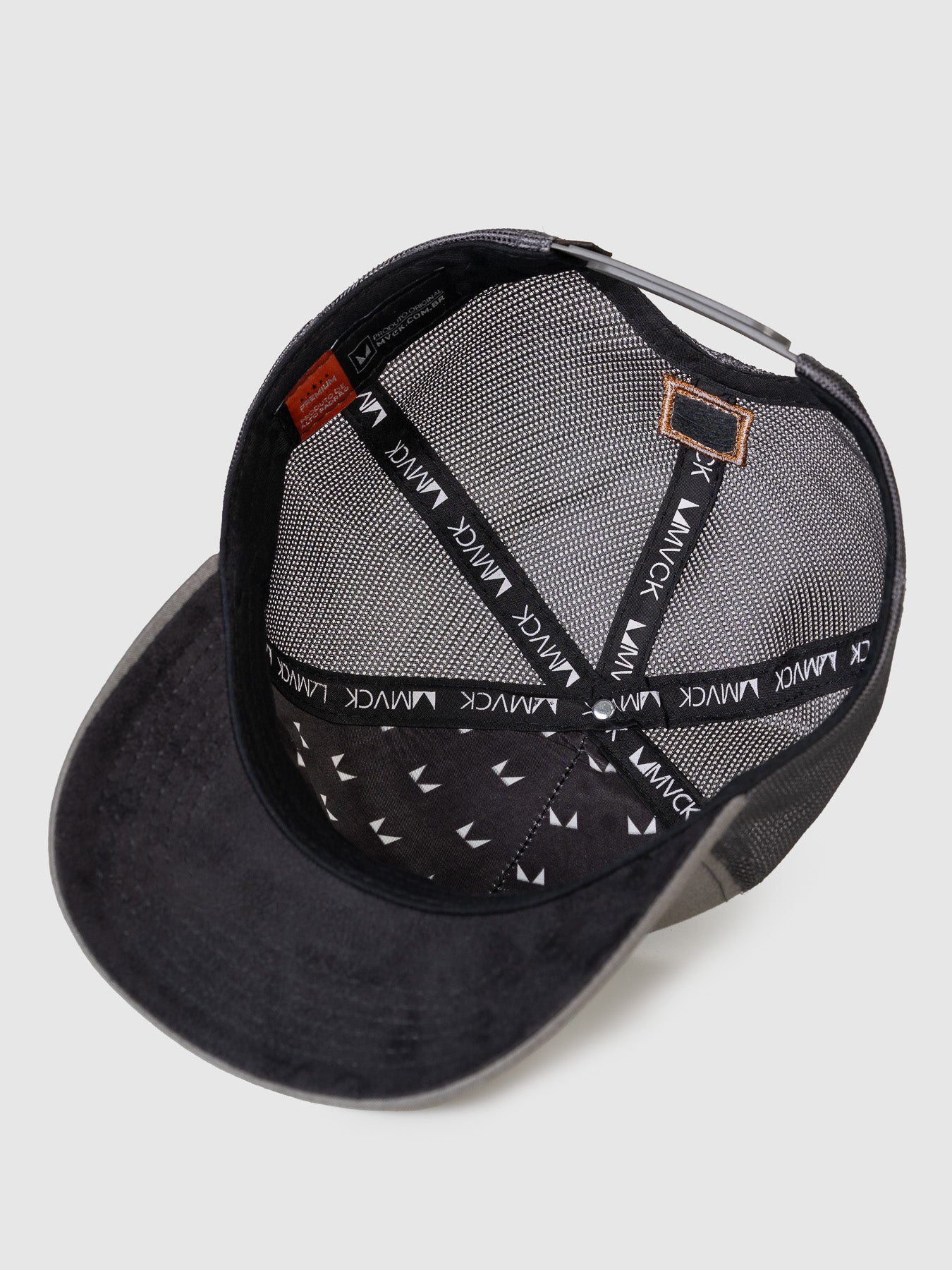 Boné Trucker Brasão Cinza Patch Caramelo MVCK