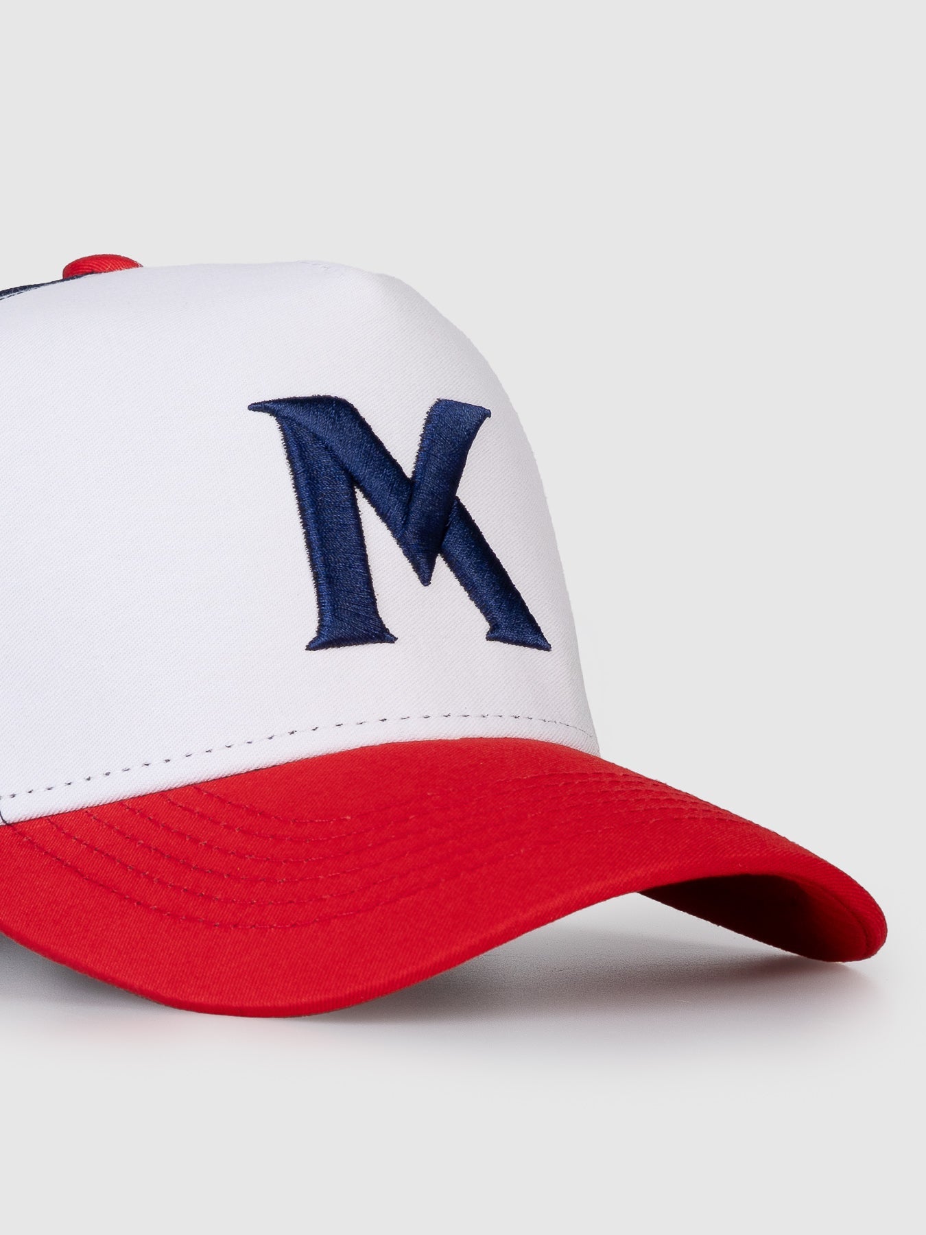 Boné Trucker Maverick Branco Aba Vermelha MVCK