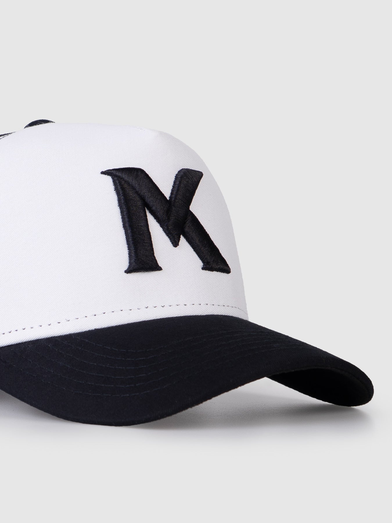 Boné Trucker Maverick Branco e Preto MVCK