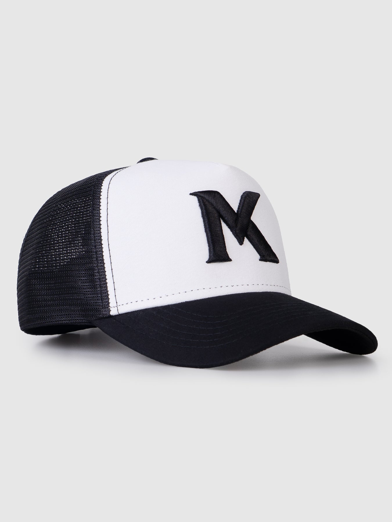 Boné Trucker Maverick Branco e Preto MVCK