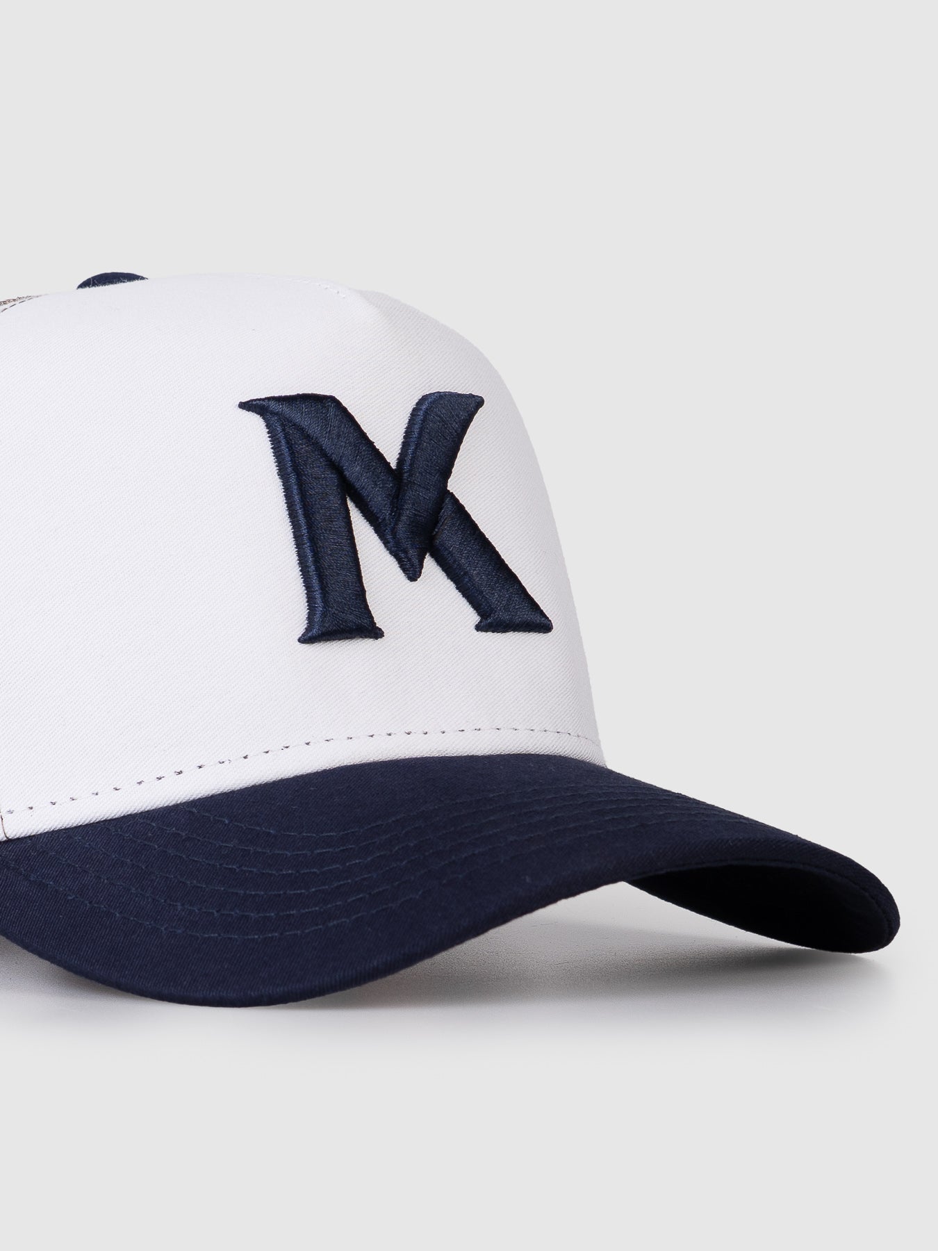 Boné Trucker Maverick Branco e Bege Aba Marinho MVCK