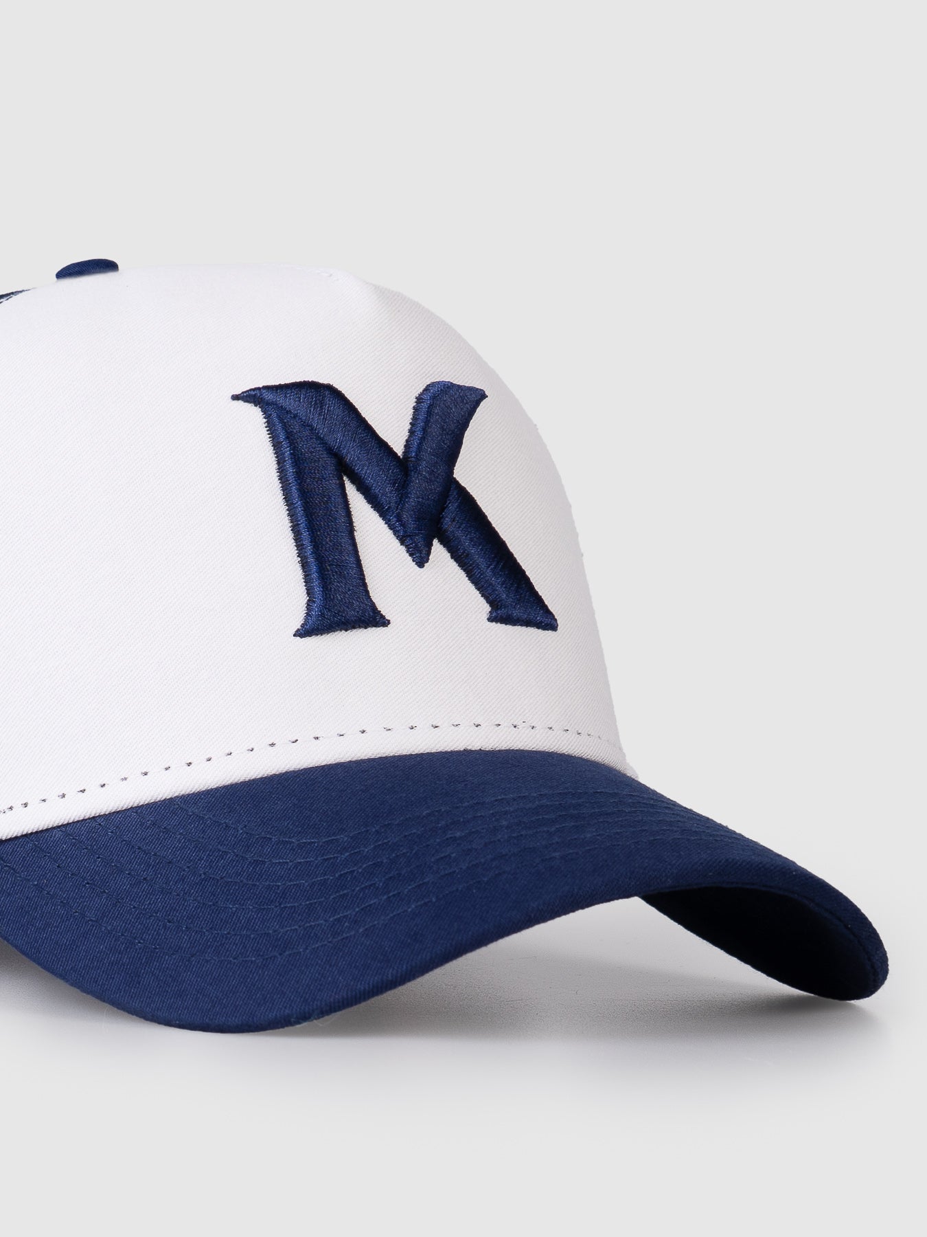 Boné Trucker Maverick Branco e Azul MVCK