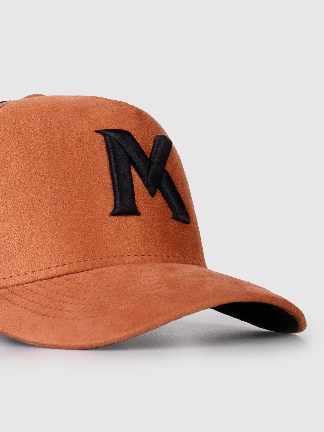 Boné Trucker Maverick Camurça Caramelo e Preto MVCK