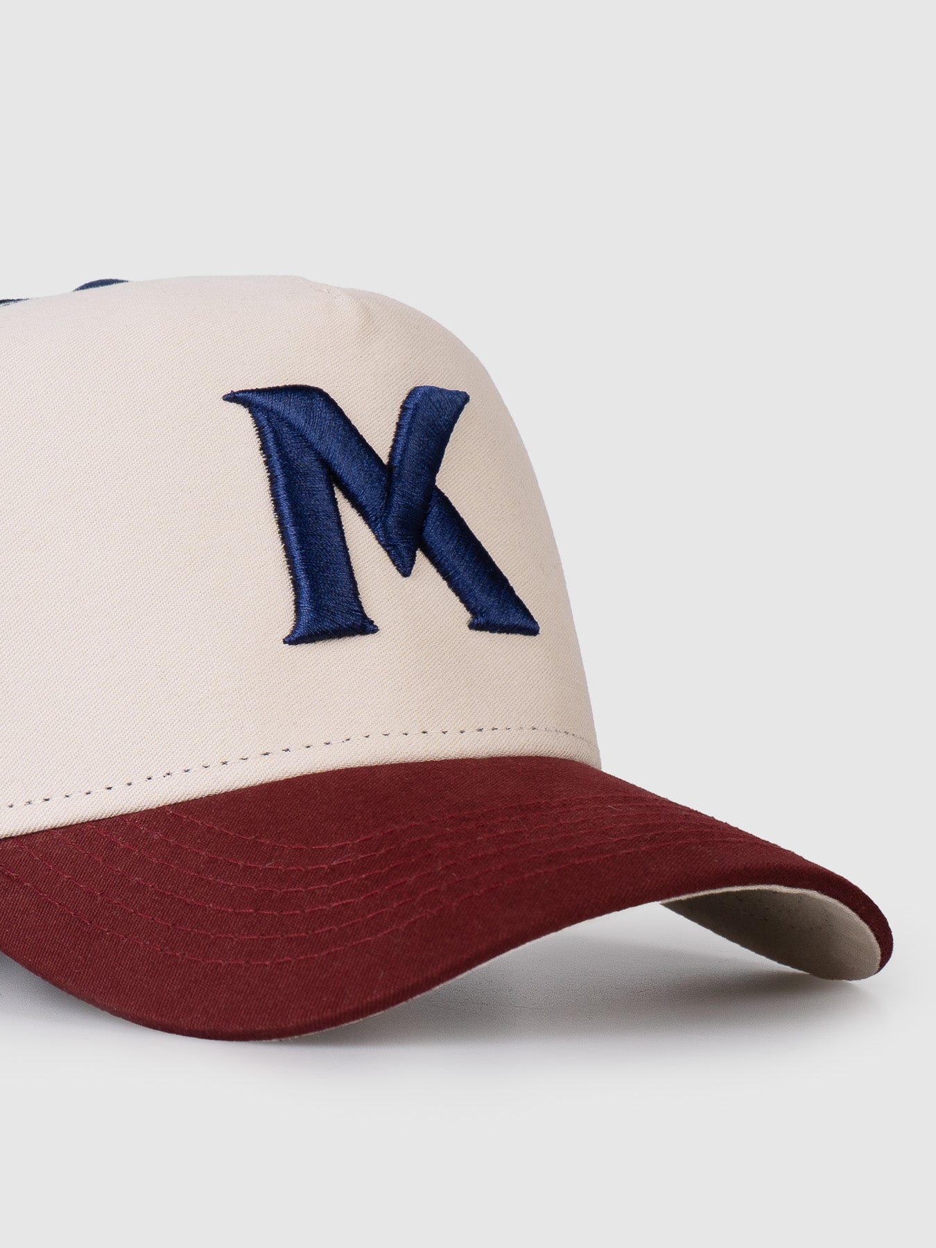 Boné Trucker Maverick Off White e Marinho Aba Vinho MVCK