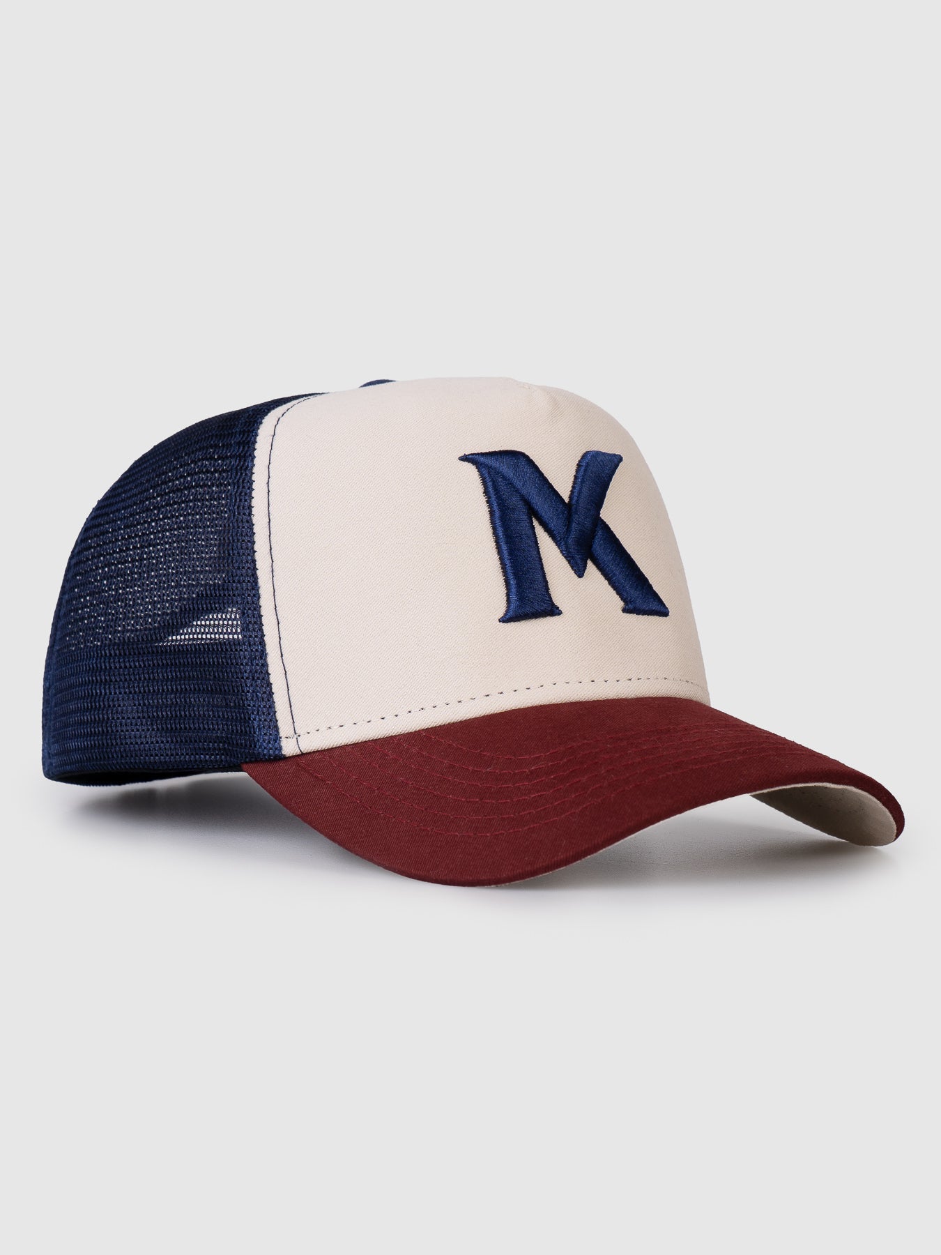 Boné Trucker Maverick Off White e Marinho Aba Vinho MVCK