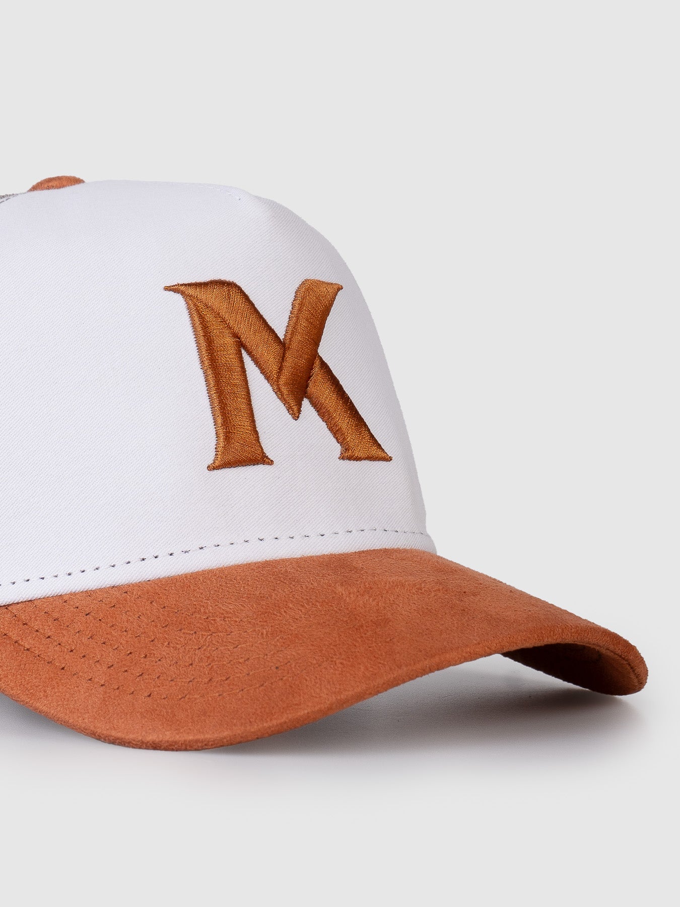 Boné Trucker Maverick Branco Aba Caramelo MVCK