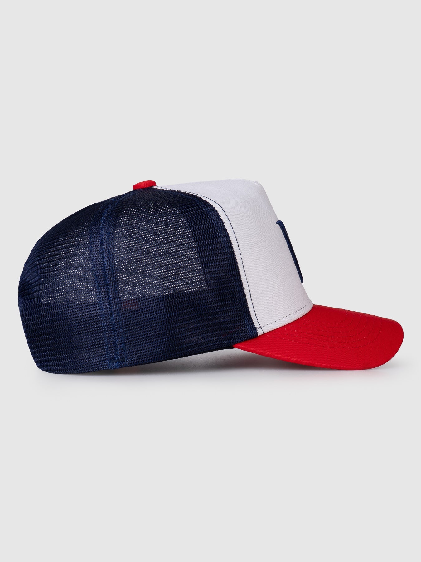 Boné Trucker Maverick Branco Aba Vermelha MVCK