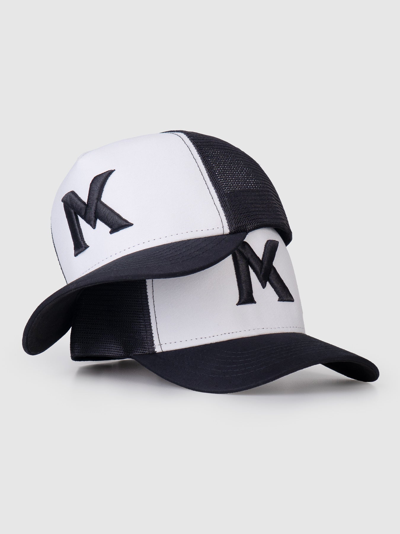 Boné Trucker Maverick Branco e Preto MVCK