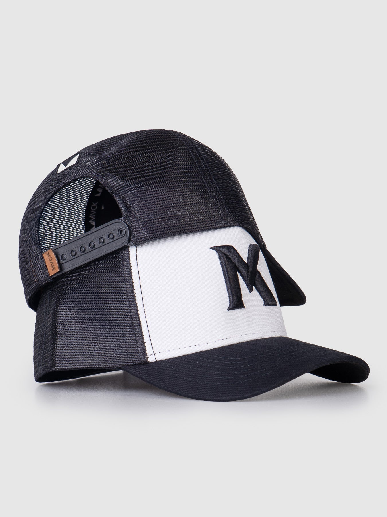 Boné Trucker Maverick Branco e Preto MVCK