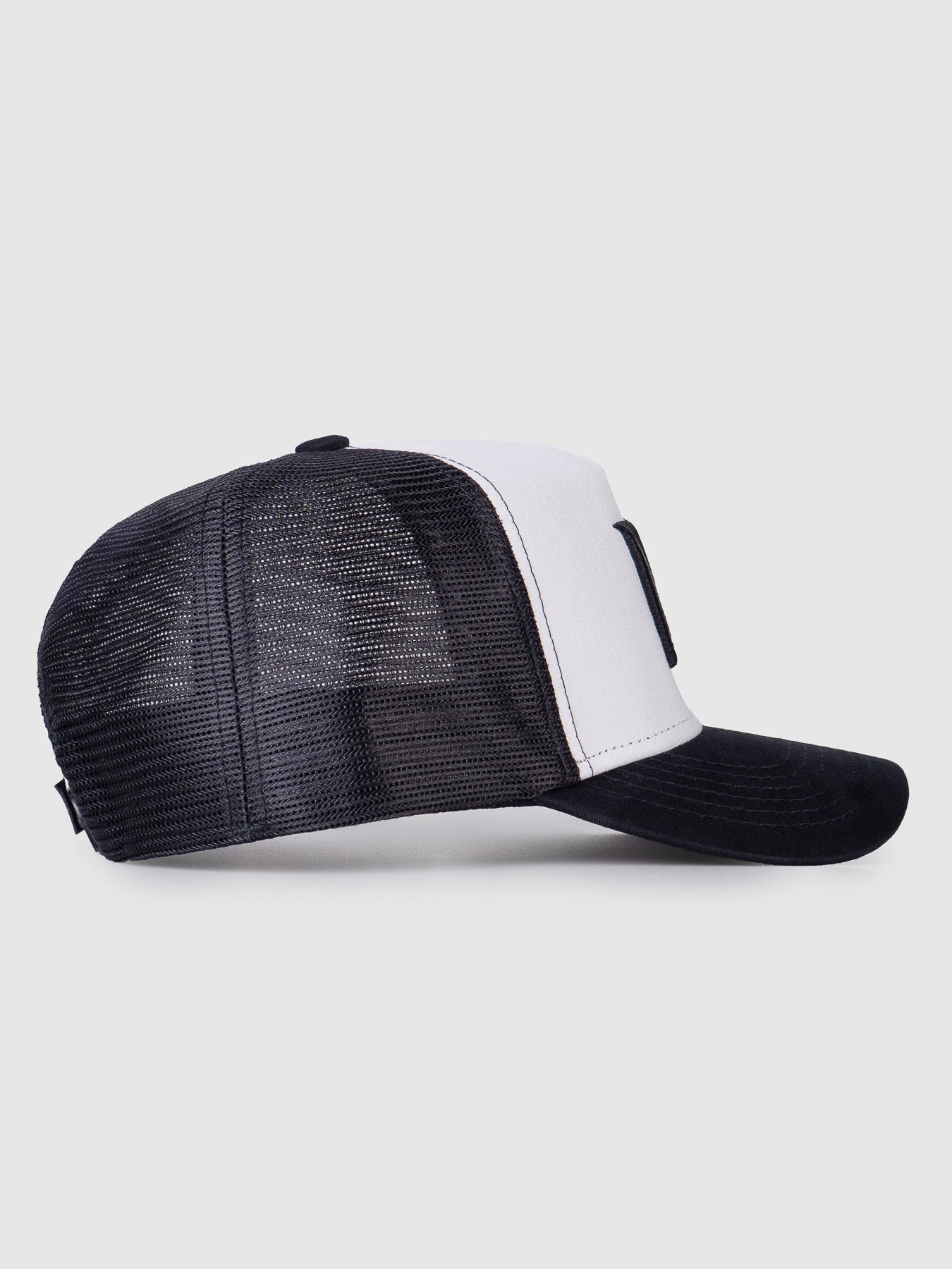 Boné Trucker Maverick Branco e Preto MVCK