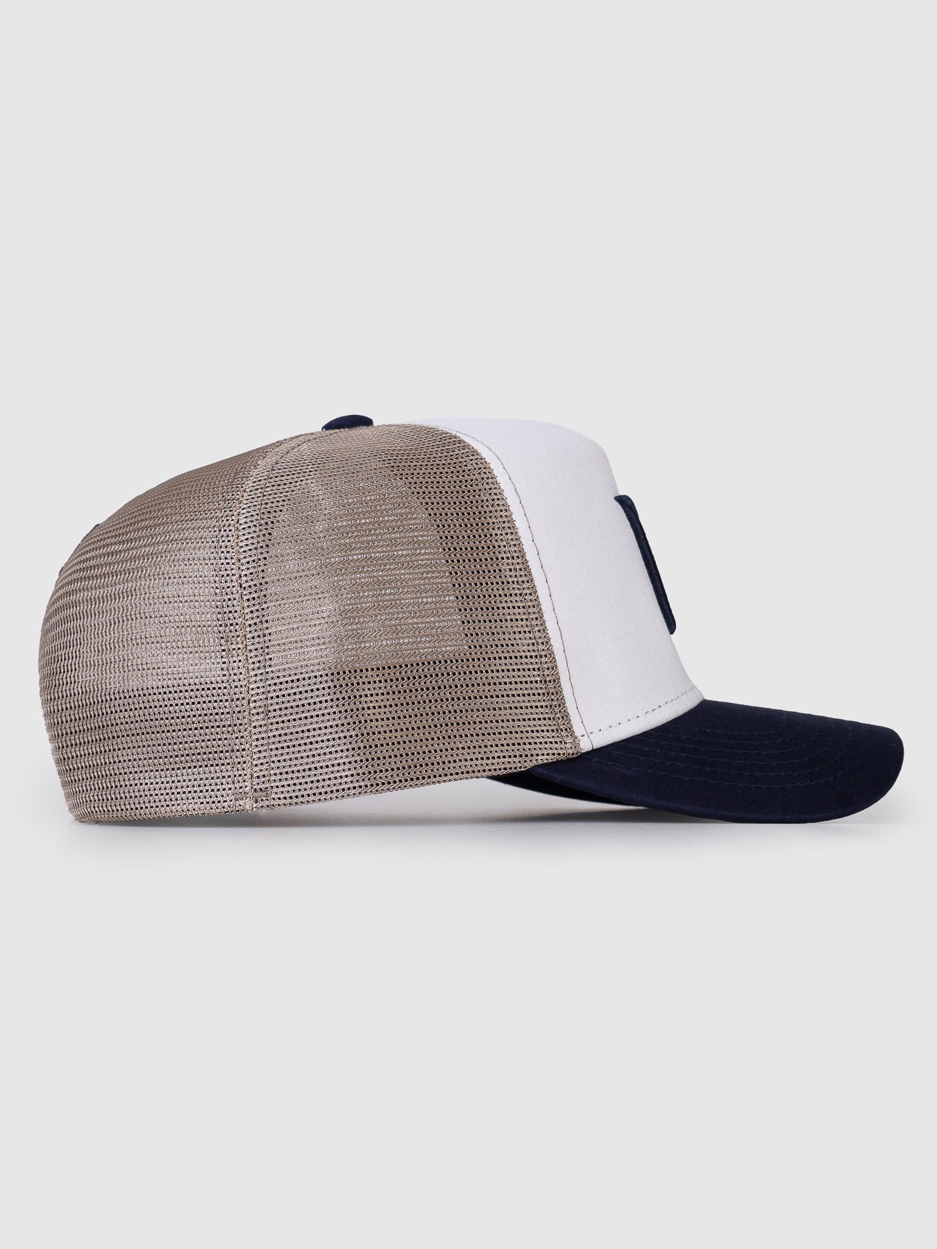 Boné Trucker Maverick Branco e Bege Aba Marinho MVCK