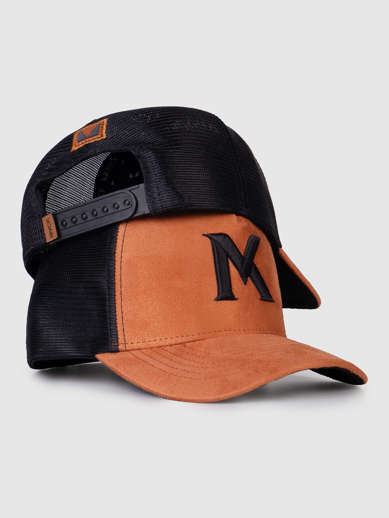 Boné Trucker Maverick Camurça Caramelo e Preto MVCK