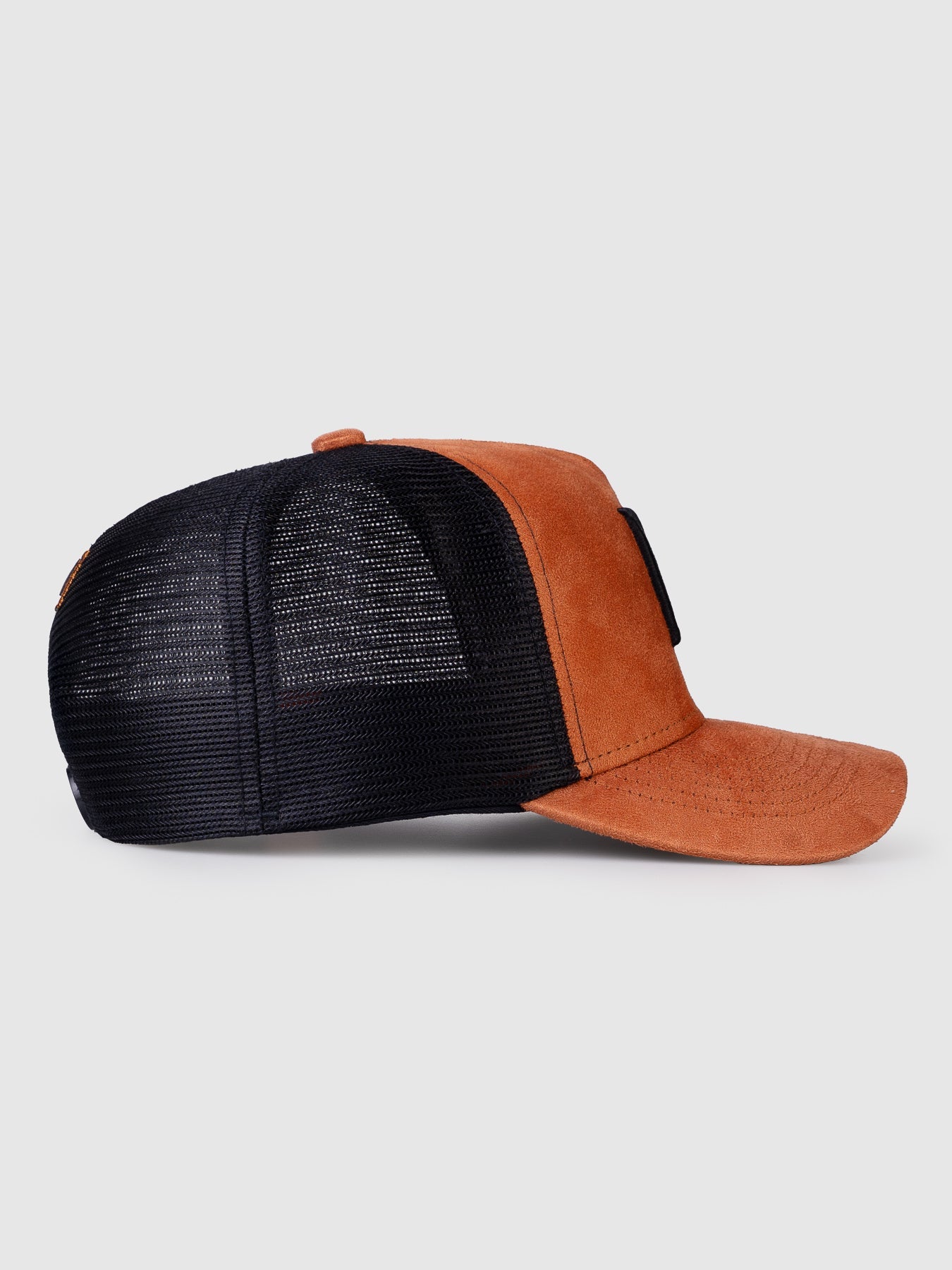 Boné Trucker Maverick Camurça Caramelo e Preto MVCK