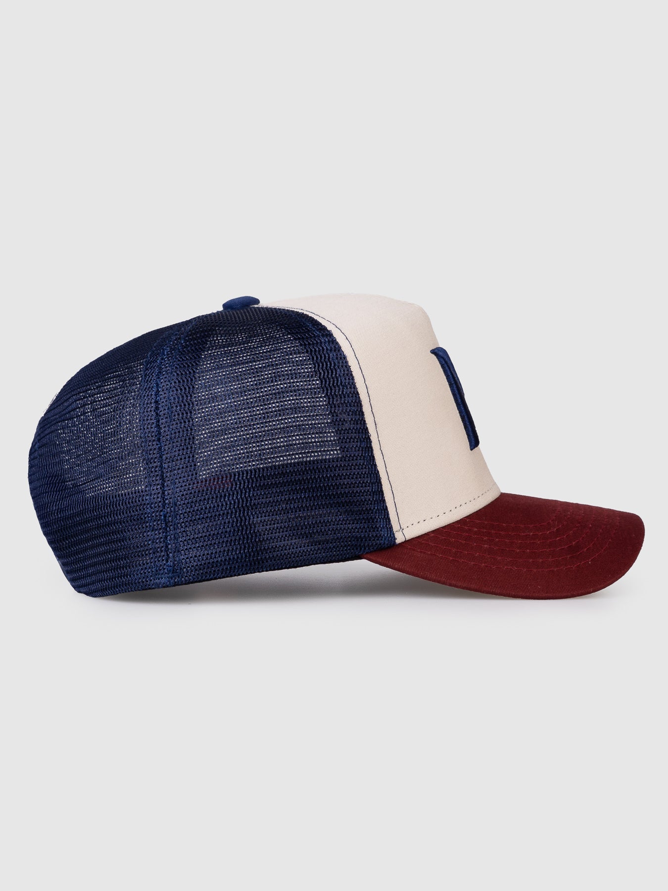 Boné Trucker Maverick Off White e Marinho Aba Vinho MVCK