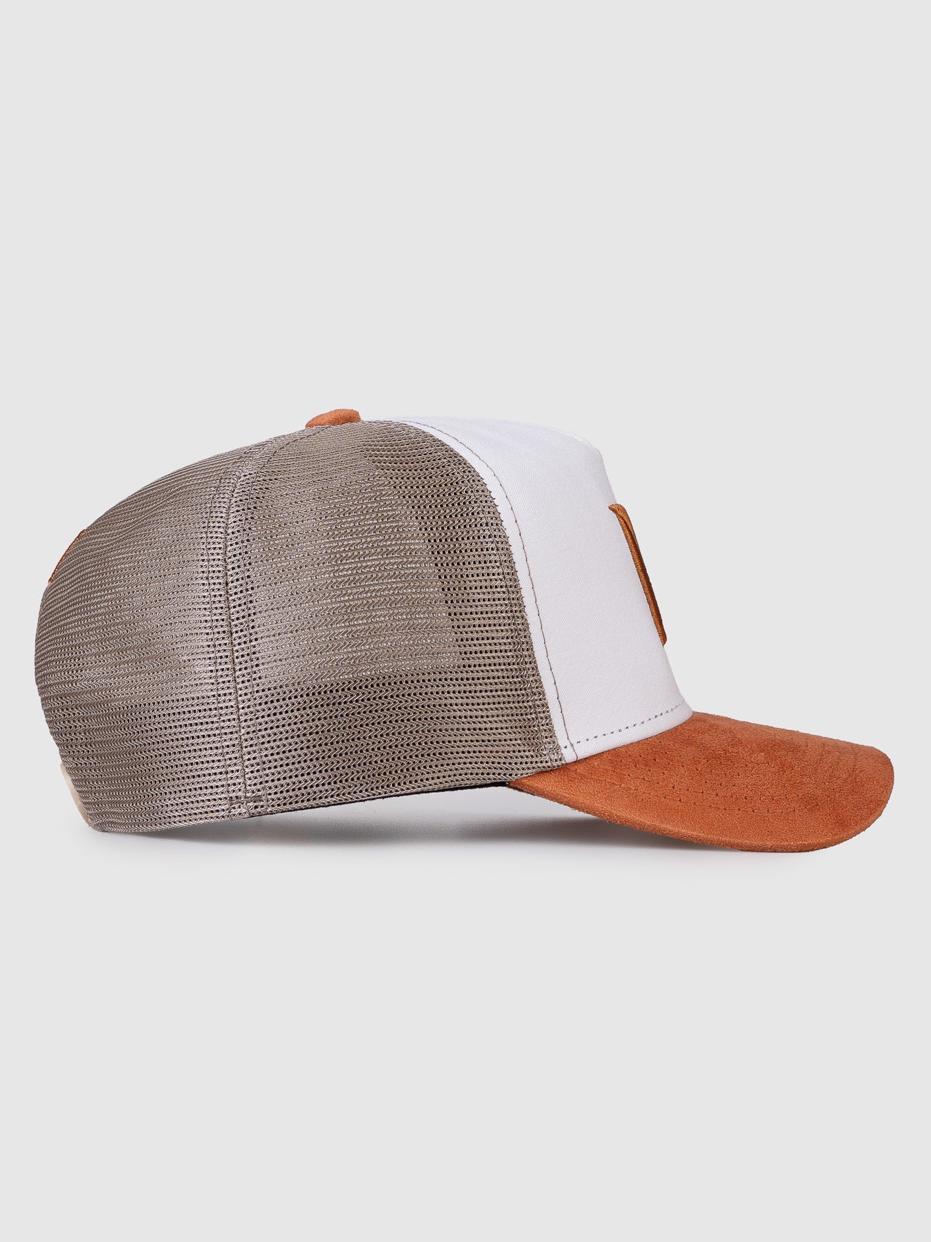 Boné Trucker Maverick Branco Aba Caramelo MVCK