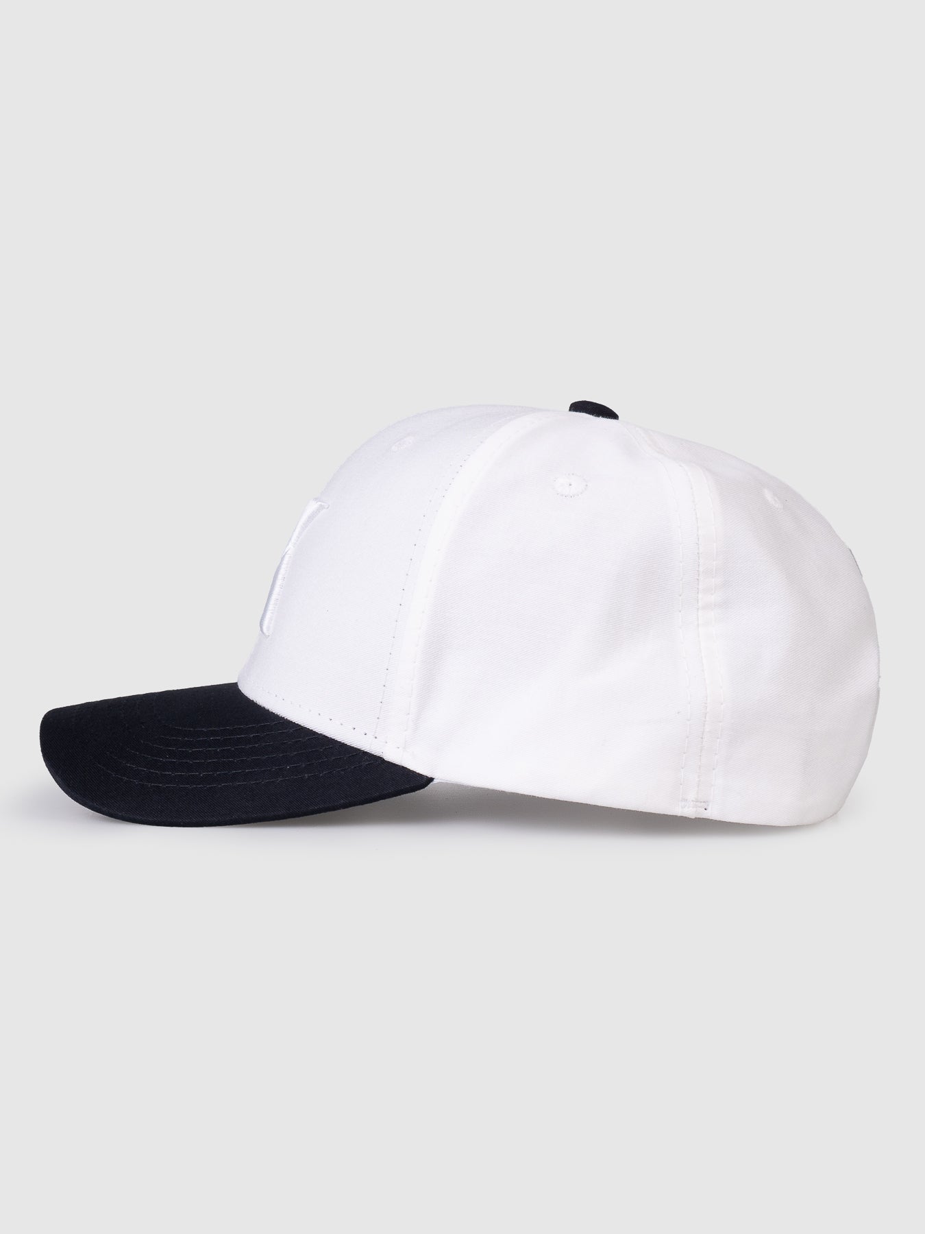 Boné Polo Maverick Branco Aba Preta MVCK