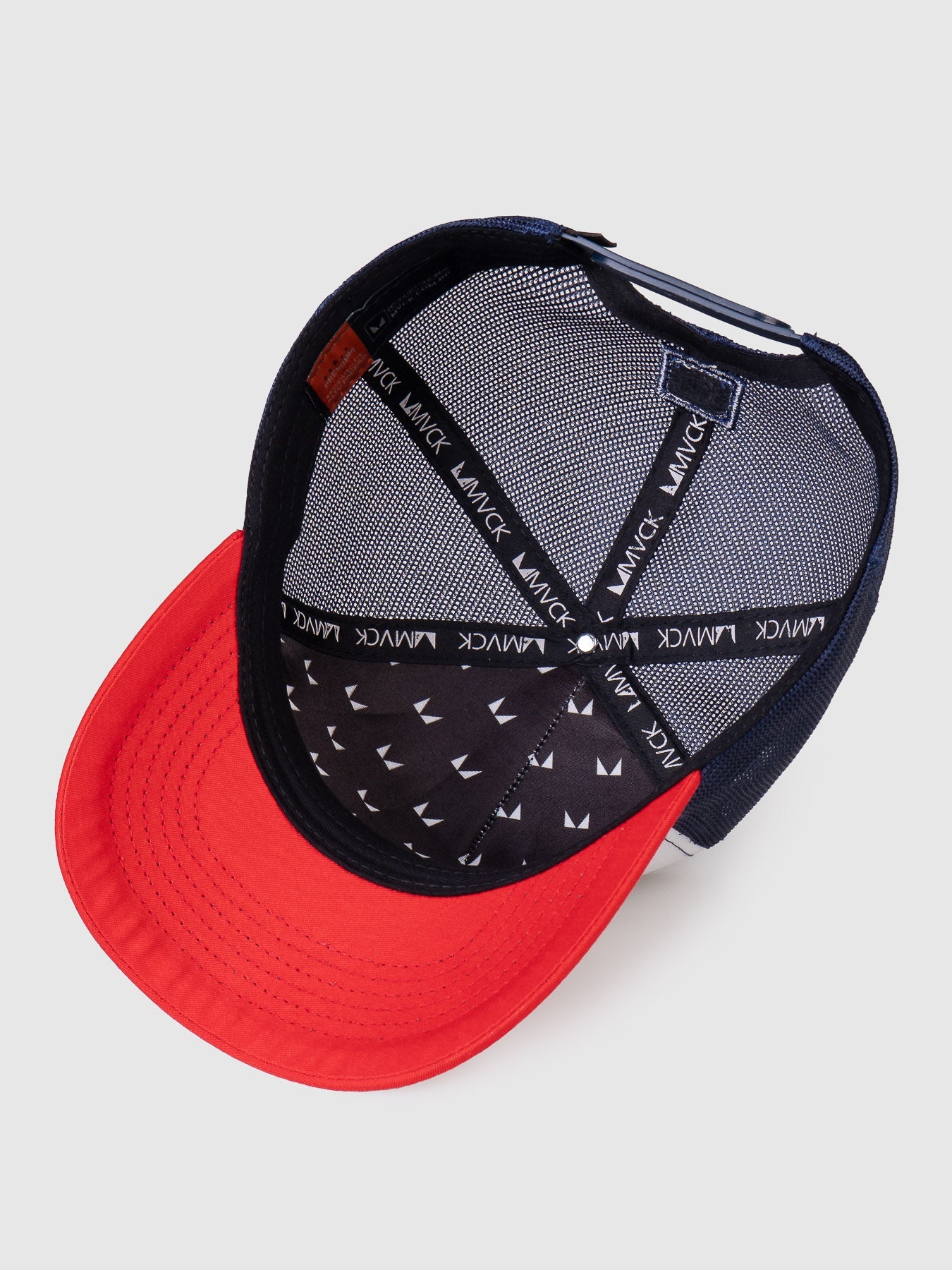 Boné Trucker Maverick Branco Aba Vermelha MVCK