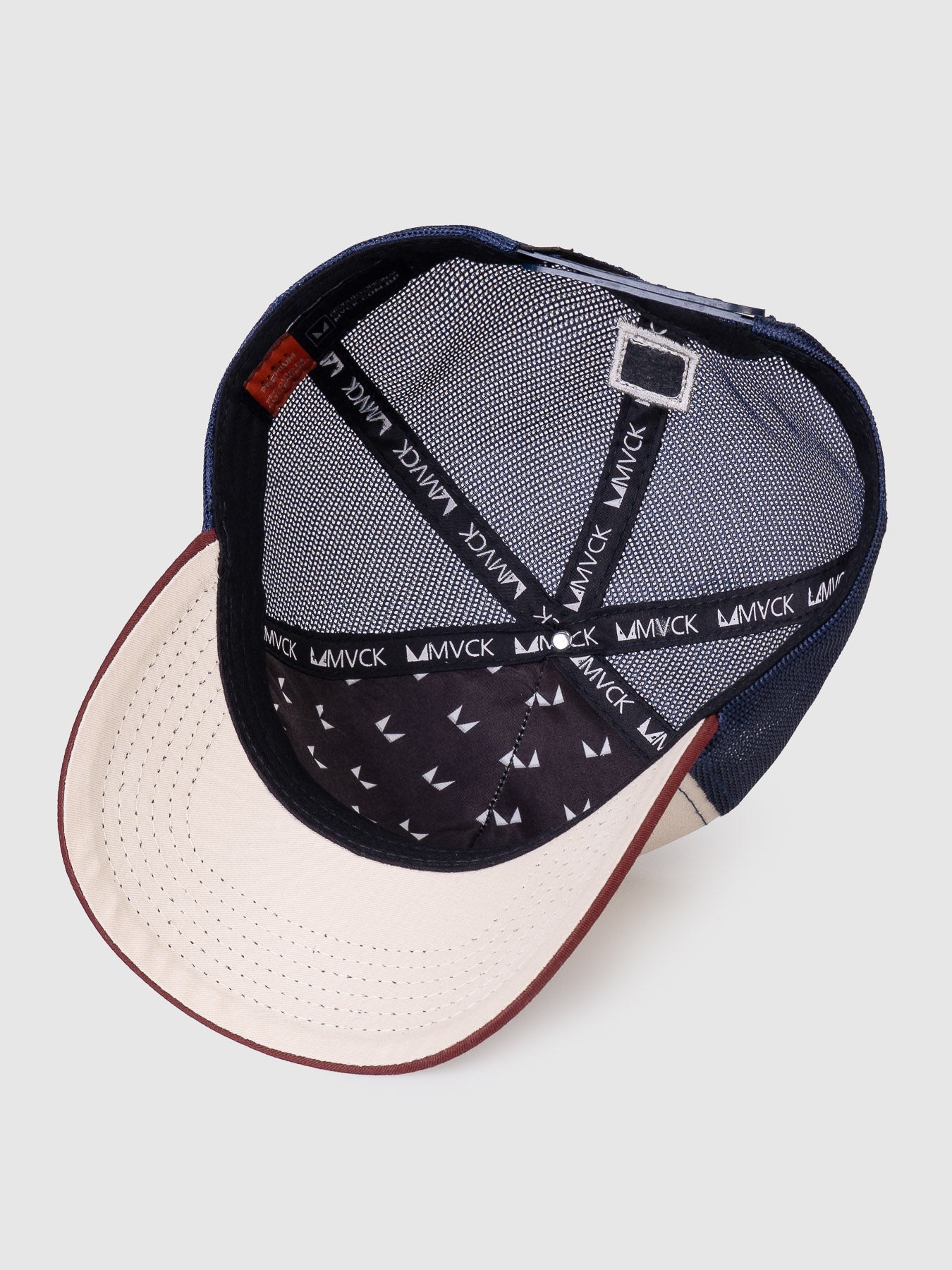 Boné Trucker Maverick Off White e Marinho Aba Vinho MVCK
