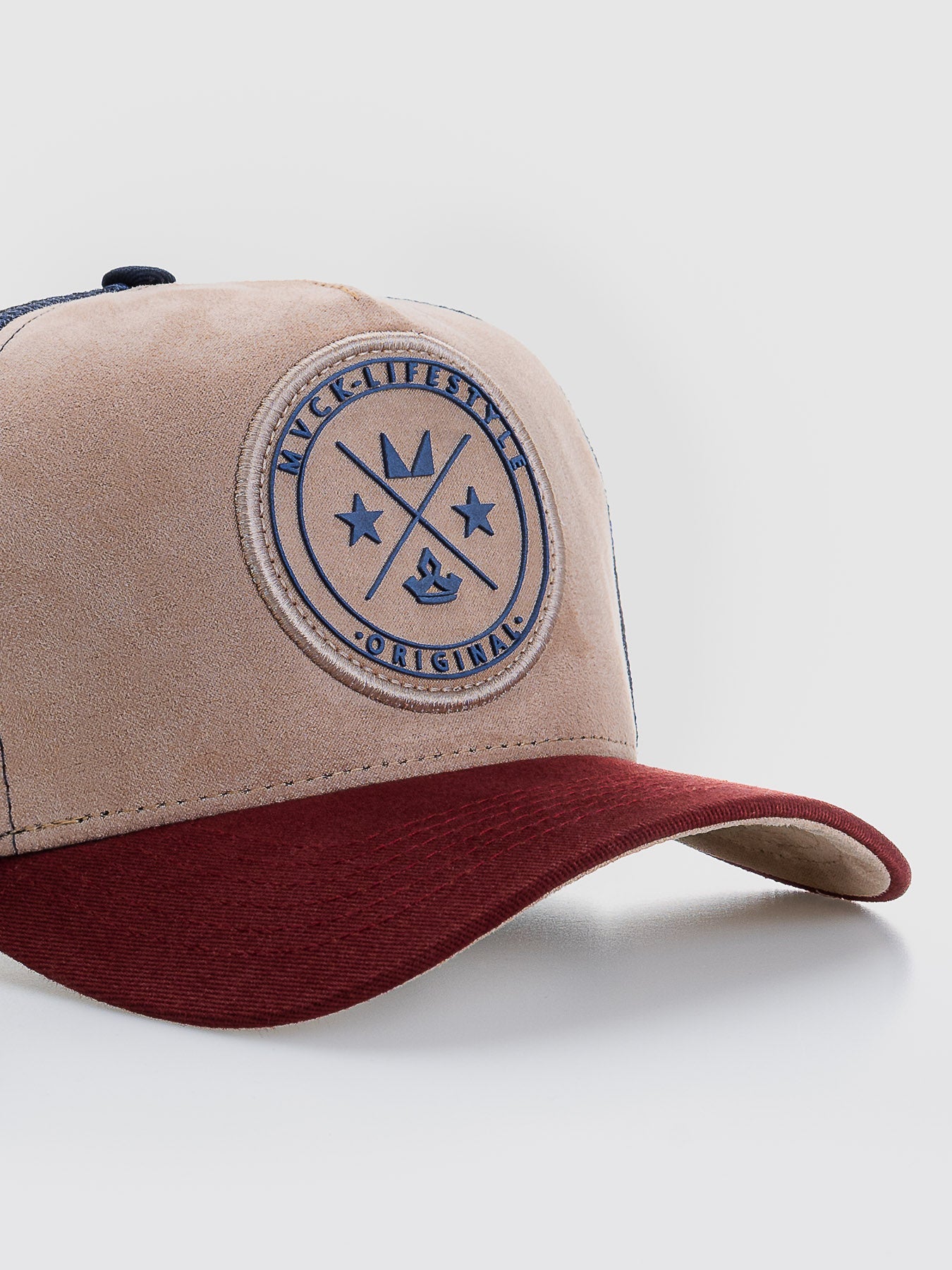 Boné Trucker Brasão Bege e Vinho MVCK