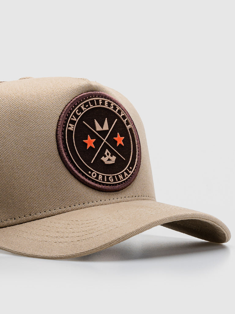 Boné Trucker Brasão Marrom e Areia MVCK