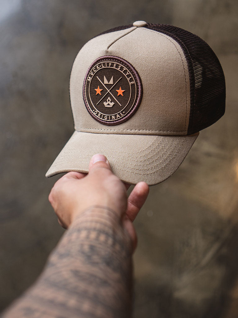 Boné Trucker Brasão Marrom e Areia MVCK