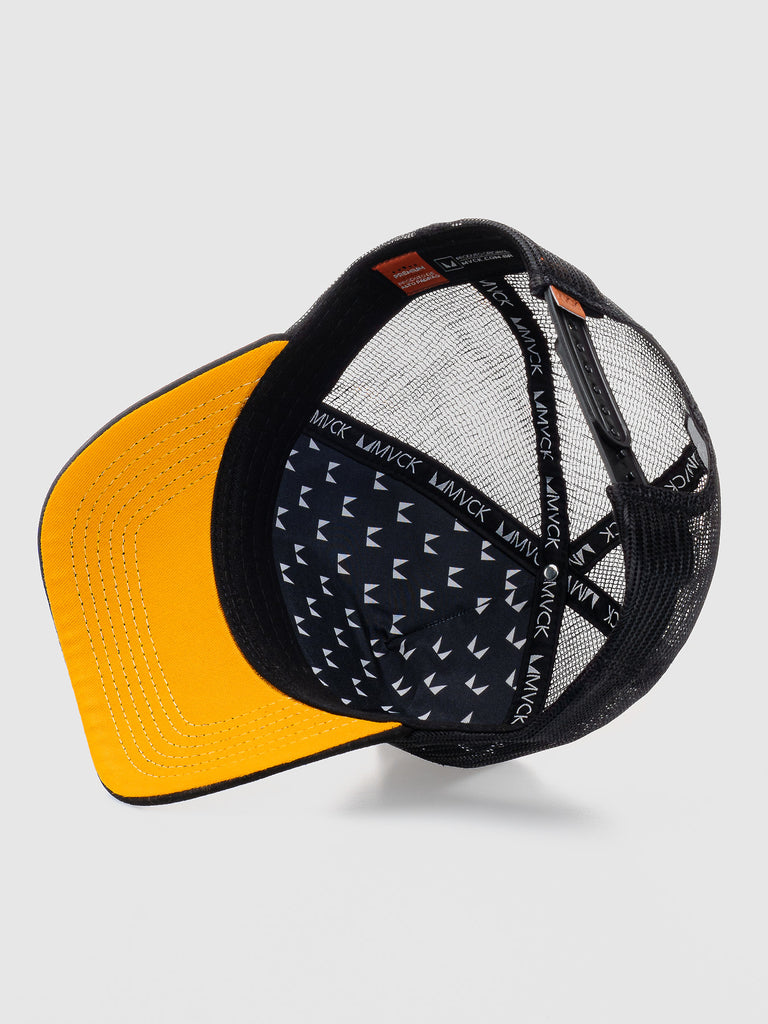 Boné Trucker Brasão Camurça Preto e Amarelo MVCK