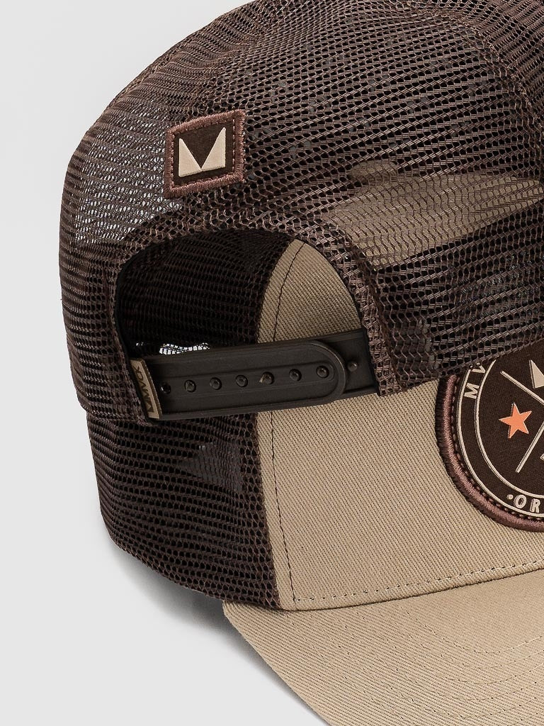 Boné Trucker Brasão Marrom e Areia MVCK