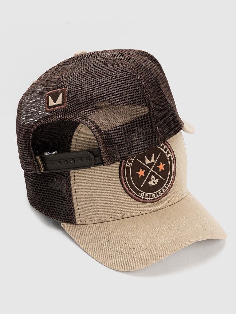 Boné Trucker Brasão Marrom e Areia MVCK